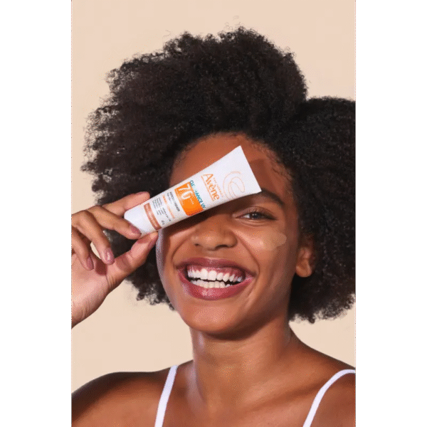 Proteção solar – Pele sensível  Cleanance UV FPS70 Tom 3 – Médio escuro - Imagem 3